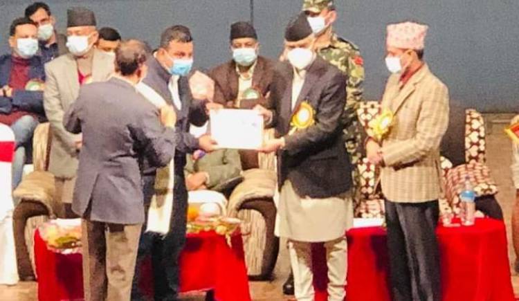  शितगंगा नगरपालिकाका प्रमुख प्रशासकीय अधिकृत झविन्द्र खनाल प्रधानमन्त्रीबाट सम्मानित 