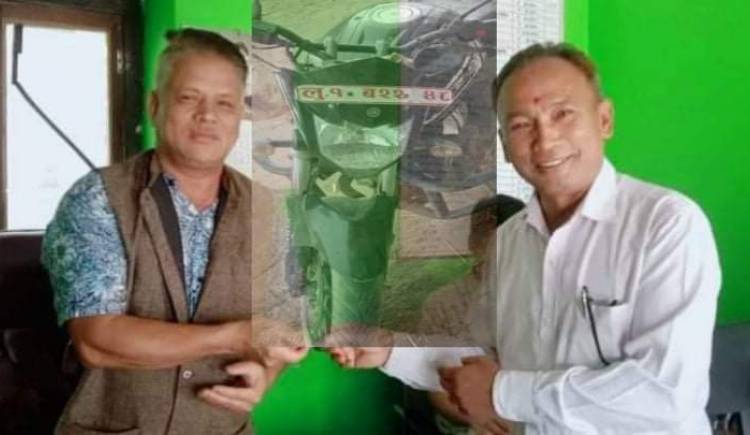 प्युठान नगरपालिकाका वडा अध्यक्ष प्रेम हमालले फिर्ता गरे सवारी साधन