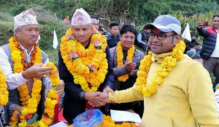 प्युठानका युवाहरु मसाल छाड्दै,एमाले रोज्दै १३ जना युवा एमालेमा प्रवेश