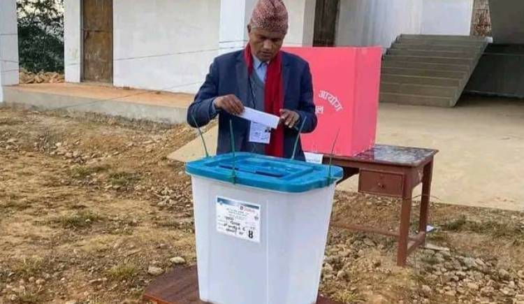 सुर्य थापाले गरे मतदान