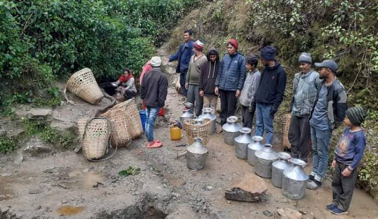 बार्है महिना एउटै कुवाको पानीको भरमा एक सय परिवार   