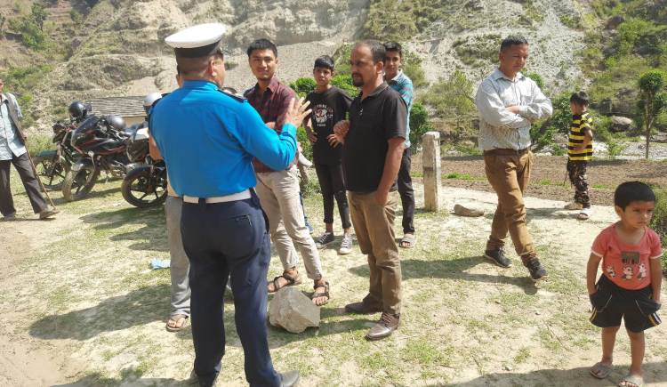 प्युठानमा सडक सचेतना जगाउँदै ट्राफिक प्रहरी 