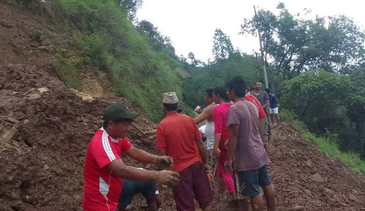 जनतासँगै श्रमदानमा खटिँदै वडा अध्यक्ष पुन