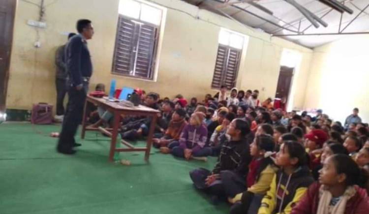 आपराधिक गतिविधि नियन्त्रण सम्बन्धि विद्यार्थी पढाउँदै प्रहरी नायब उपरीक्षक इश्वर थापा