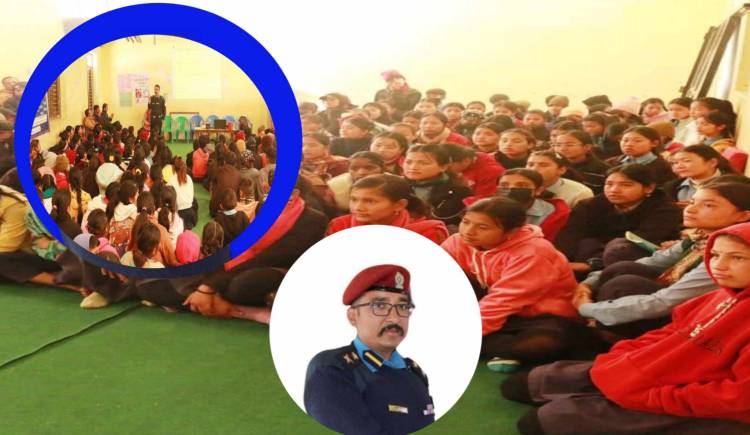 जनचेतना अभिबृदिका लागि बिध्यार्थी पढाउदै प्रहरी नायब उपरीक्षक इश्वर थापा