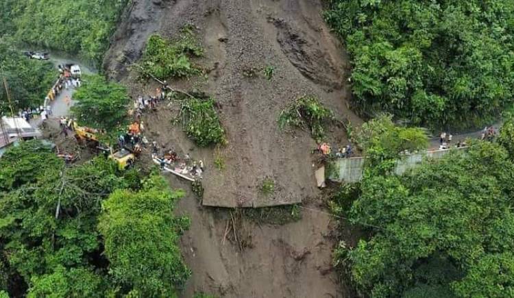 नारायणगढ-मुग्लिन सडकखण्डमा पहिरोमा परेका दुबै बस त्रिशूलीमा खसेको आशंका, पाँच दर्जन यात्रु बेपत्ता
