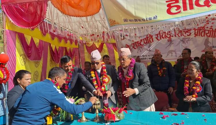 संघीय सांसद थापाद्वारा नौबहिनीमा चौथो राष्ट्रपति रनिङ शिल्ड प्रतियोगिताको उद्घाटन
