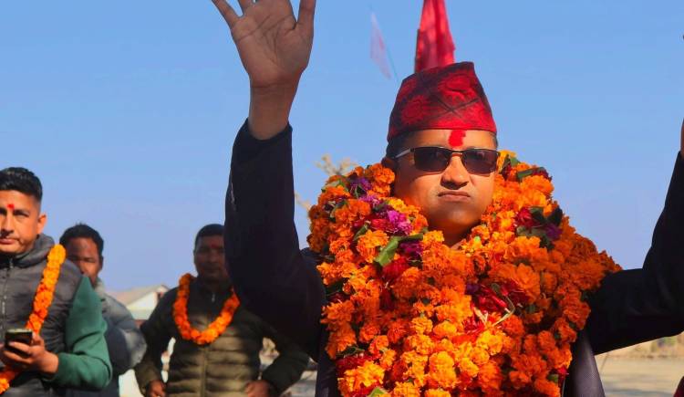 सूर्य थापाप्रति बढ्दो जनआकर्षण,फुलमालाले स्वागत