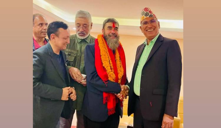 नेकपाका केन्द्रीय सदस्य विनोद पहाडी सहितको टोली एमाले प्रवेश