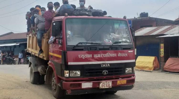 टिपरमा मान्छे ओसार्दै स्थानीय तह, यातायात ब्यवसायीसंग भएन समन्वय