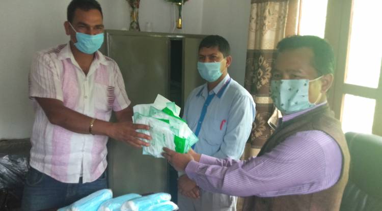 स्कुल अफ डेमोक्रेसी प्युठानका अध्यक्ष पाेख्रेल द्वारा पत्रकारलाई मास्क बितरण