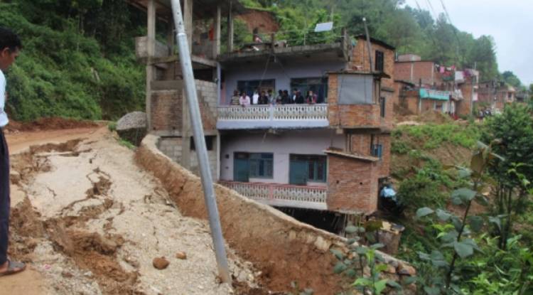 पहिरोले सदरमुकामै ७ वटा पक्की घर जोखिममा