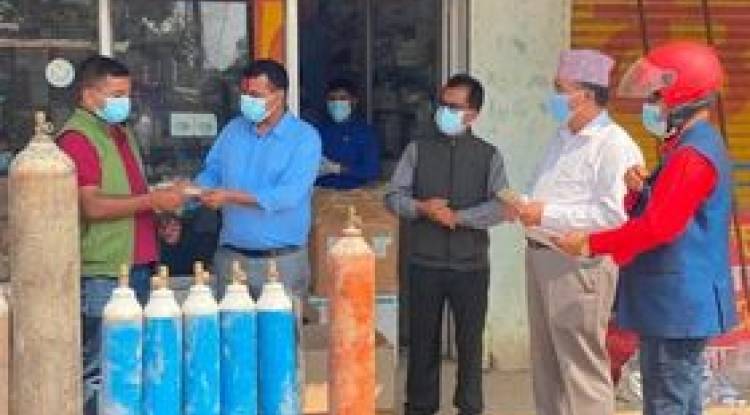 जन्मदिनमा २२ वटा अक्सिजन सिलिण्डर सहयोग