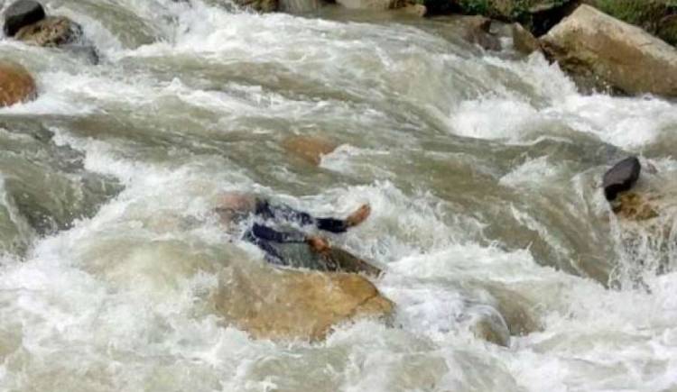 प्युठानमा खोलाले बगाउँदा एकको मृत्यु, दुई जना बेपत्ता