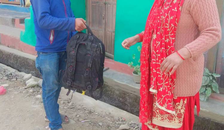 एक युवाले गरे इमान्दारिताको नमूना कार्य :नगदसहित भेट्टाएको झोला फिर्ता 