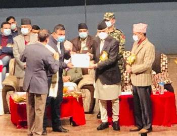  शितगंगा नगरपालिकाका प्रमुख प्रशासकीय अधिकृत झविन्द्र खनाल प्रधानमन्त्रीबाट सम्मानित 