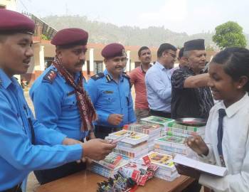 कापी र कलम सँग आफ्नो पदोउन्नति मनाए प्रहरीमा कार्यरत खरेल