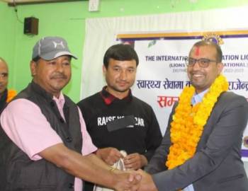 लायन्स क्लब प्युठान द्वारा मानवीय सेवामा हातेमालो गर्ने डा: राजेन्द्र पौडेललाई  सम्मानित 