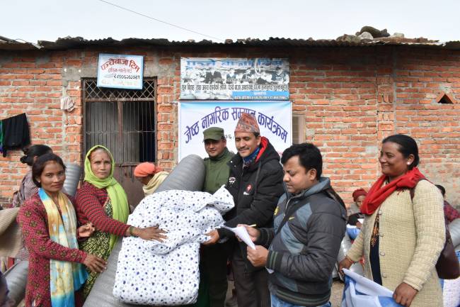 जेष्ठ नागरिकलाई न्यायो कपडा वितरण 