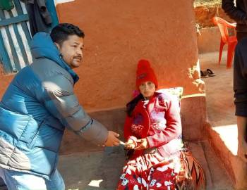 गरिब तथा विपन्नको सहारा बन्दै नगर प्रबक्ता सुमन श्रेष्ठ 