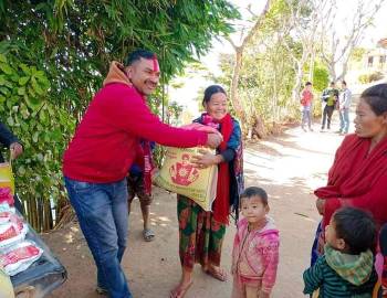 गाउँपालिका उपाध्यक्ष पोख्रेलले मनाए बिपन्न परिबारसँग जन्मदिन