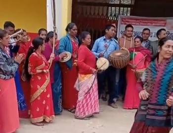 पन्चे बाजा बजाउन सिक्दै महिला : भन्छन्- संस्कृति जोगाउन र जातपातका कुरा नआउन् भनेर लागेका हौं 