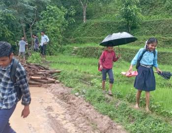 ग्रामीण सडक हिलाम्मे,पैदलयात्रीलाई सास्ती बस्ती जोखिममा 