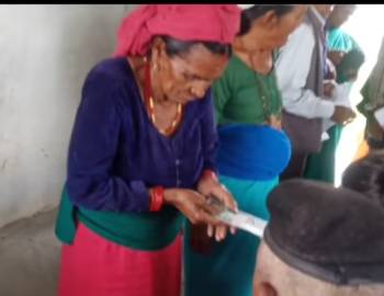 जनप्रतिनिधिको सक्रियताः मल्लरानी ३ मा गाउँमै पुगेर सामाजिक सुरक्षा भत्ता बितरण