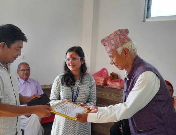 बस्नेत परिवारद्धारा करिना र करनको उपचारमा संलग्न स्वास्थ्यकर्मीलाई सम्मान 