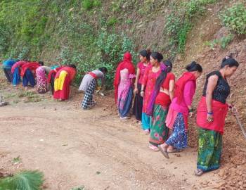 मल्लरानी-३ का वडा अध्यक्ष पौडेलको नयाँ नयाँ आयाम बाटो मर्मतमा आफै खटिए