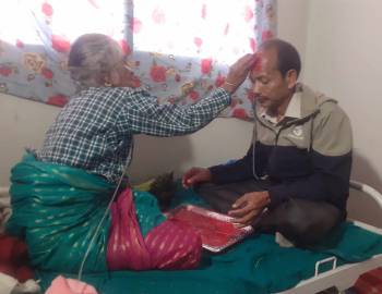 टीका थाप्न अस्पताल आफन्त पुगे पछि मिरामी बृद्ध आमाको चेहरा खुशी 