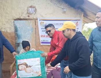 जन्मदिनको अवसरमा युवा ब्यबसायी अर्जुनले गरे एकल महिलालाई न्यानो कपडा सहयोग