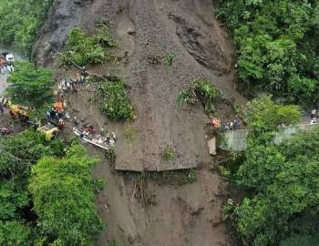 नारायणगढ-मुग्लिन सडकखण्डमा पहिरोमा परेका दुबै बस त्रिशूलीमा खसेको आशंका, पाँच दर्जन यात्रु बेपत्ता