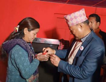 प्युठानकि कार्यपालिका सदस्य शान्ता खड्का कांग्रेस छोडेर नेकपामा प्रवेश 