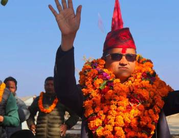 सूर्य थापाप्रति बढ्दो जनआकर्षण,फुलमालाले स्वागत