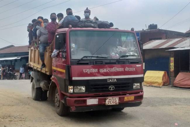 टिपरमा मान्छे ओसार्दै स्थानीय तह, यातायात ब्यवसायीसंग भएन समन्वय