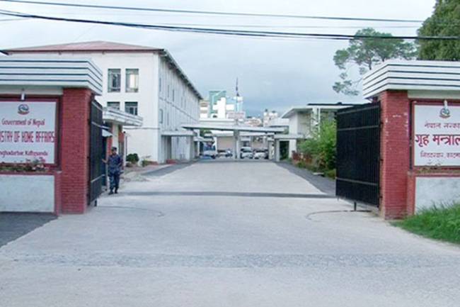 मास्क नलगाई बाहिर निस्किनेलाई पक्राउ गर्न गृहकाे निर्देशन ·