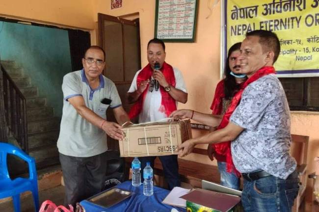 अनाथ बालबालिकालाई विभिन्न सामाग्री सहयोग