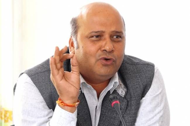 डाक्टरसमेत रहेका सांसद यादव भन्छन्- कोरोना हाउगुजी भयो, म पिपिई नलगाई बिरामी जाँचेर देखाउँछु