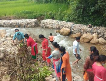 बिध्यालयका शिक्षकहरु खोलामा झरेपछि....