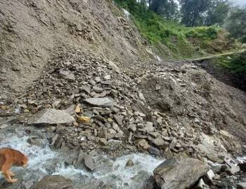 प्यूठानमा अविरल बर्षात : ३ घर भत्किए, एक जनाको बेवारिसे सव फेला