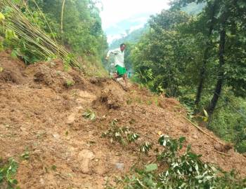 ग्रामिण सडकका इन्जिनियर एक्साभेटर चालक:हिउँदमा बन्छ,बर्खामा बिग्रछन्